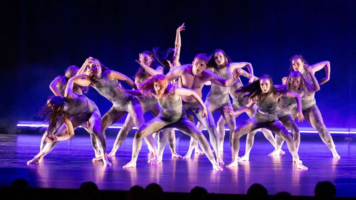 Tänzerinnen des Move & Dance Center Coburg bei der Contemporary Choreografie "Vampire"