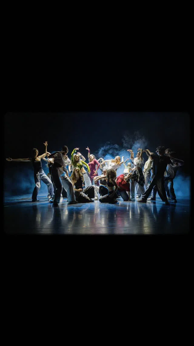 Drei Choreografien. Drei Geschichten. Ein ausverkauftes Globe Coburg.
Ob Urban, Contemporary oder Modern Dance – wir lieben es, Geschichten nicht mit Worten, sondern mit Bewegung zu erzählen.
Der Dance Dome 2026 war für uns ein Abend voller Emotionen, Energie und unvergesslicher Momente. Die Reaktionen des Publikums und die vielen Nachrichten danach bedeuten uns unglaublich viel.
Wenn Tanz Menschen noch lange nach dem letzten Applaus bewegt, dann haben wir unser Ziel erreicht. ❤️

Move & Dance Center Coburg – Where Every Step Tells A Story.

Fotografie 📸: @sylvain.guillot.524 

#moveanddancecenter #dancedome #coburg #unitydancecrew #dance