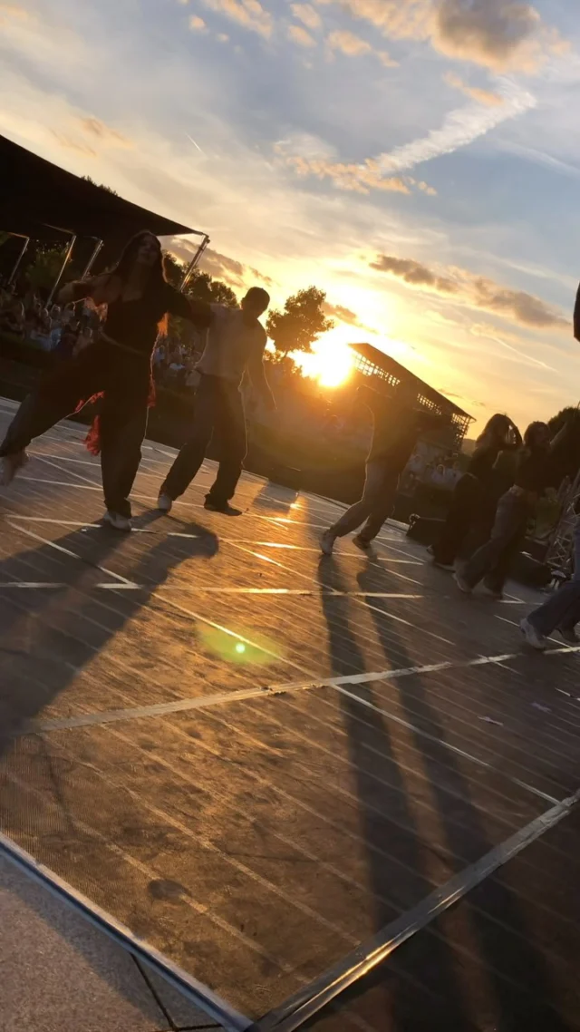 Es gibt Momente, die kann man nicht planen. Gestern beim Alex on Stage 5.0 auf der Seebühne in Bad Staffelstein zeigte sich die Sonne genau in dem Moment, als UNITY die Bühne betrat. 🌅🔥 Ein Auftritt, ein Sonnenuntergang und eine Atmosphäre, die wir so schnell nicht vergessen werden. Nächster Halt: Schlossplatzfest Coburg. 💃🎶 Wer ist dabei?

#moveanddancecenter #unitydancecrew #alexonstage #dance #coburg