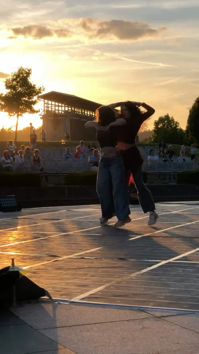 Nächster Halt: Schlossplatzfest Coburg! 🔥 Nach unserem Auftritt auf der Seebühne in Bad Staffelstein ist UNITY bereit für die nächste Bühne – und natürlich sind noch viele weitere Gruppen des Move & Dance Center dabei. Vom 16. bis 20. Juli präsentieren wir euch zehn Auftritte voller Energie, Emotion und ganz unterschiedlicher Tanzwelten.

Donnerstag, 16.07.2026
ca. 20:30 Uhr – Dernière danse 
ca. 21:23 Uhr – Polarity
ca. 22:32 Uhr – UNITY

Sonntag, 19.07.2026
ca. 14:05 Uhr – Kinderballett
ca. 14:28 Uhr – Mini Beats
ca. 15:42 Uhr – Happy Beats
ca. 16:34 Uhr – Junior Beats
ca. 17:42 Uhr – The Jazzies

Montag, 20.07.2026
ca. 19:18 Uhr – Dernière danse
ca. 19:34 Uhr – UNITY

Die Bühne steht dieses Jahr an den Arkaden auf der Seite von IHK und Theater. Der Eintritt ist frei. Speichert euch die Termine und kommt vorbei – wir freuen uns darauf, gemeinsam mit euch das Schlossplatzfest zu feiern! ❤️🔥

Move & Dance Center Coburg – Where Every Step Tells A Story.

#moveanddancecenter #schlossplatzfest #coburg #unitydancecrew #tanzen