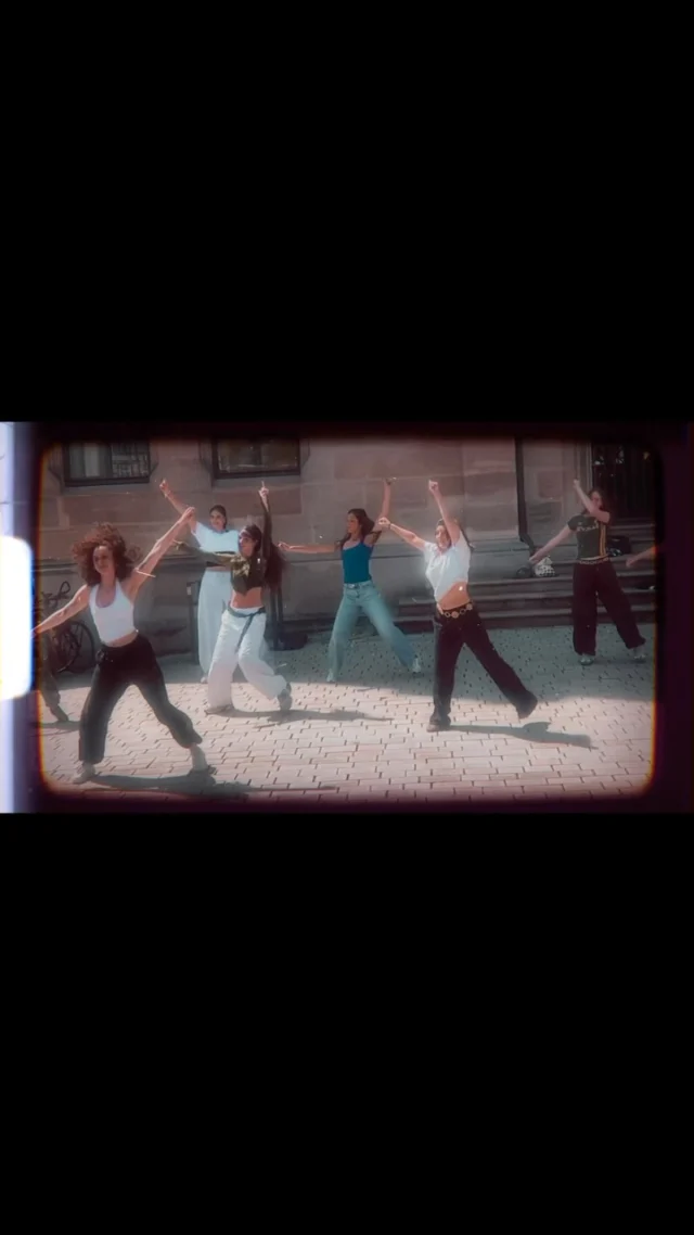 Manchmal sind die schönsten Auftritte die, mit denen niemand rechnet. 🔥 Heute durfte unsere UNITY Crew bei den Bayerischen Energietagen am Albertsplatz in Coburg mit einem Flashmob für einen ganz besonderen Moment sorgen. Vielen Dank an die Klimaschutz-Abteilung der Stadt Coburg für die Einladung und das Vertrauen. Es hat riesigen Spaß gemacht, Teil dieser tollen Veranstaltung zu sein! ❤️ Wer war dabei und hat uns überrascht auf dem Albertsplatz entdeckt?
.
#MoveAndDanceCenter #UNITY #Coburg #Flashmob #BayerischeEnergietage