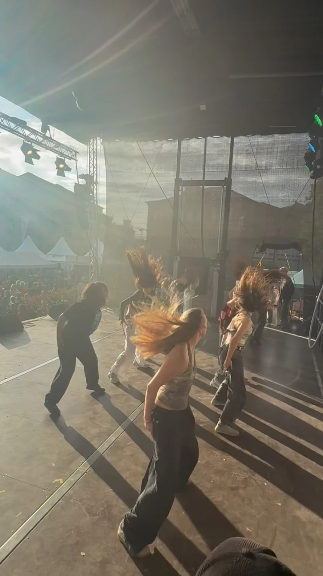 20 Sekunden. Volle UNITY-Energie. 🔥 Ein Blick zurück auf unseren Auftritt beim Schlossplatzfest Coburg – diesmal aus einer Perspektive, die man als Zuschauer sonst kaum sieht. ❤️‍🔥 Bewegung, Dynamik, Teamwork – genau dafür steht UNITY.

This is UNITY. This is what we love. 💃🔥

Mehr von uns: move-and-dance.com

#MoveAndDanceCenter #UNITY #Coburg #HipHop #DanceCrew